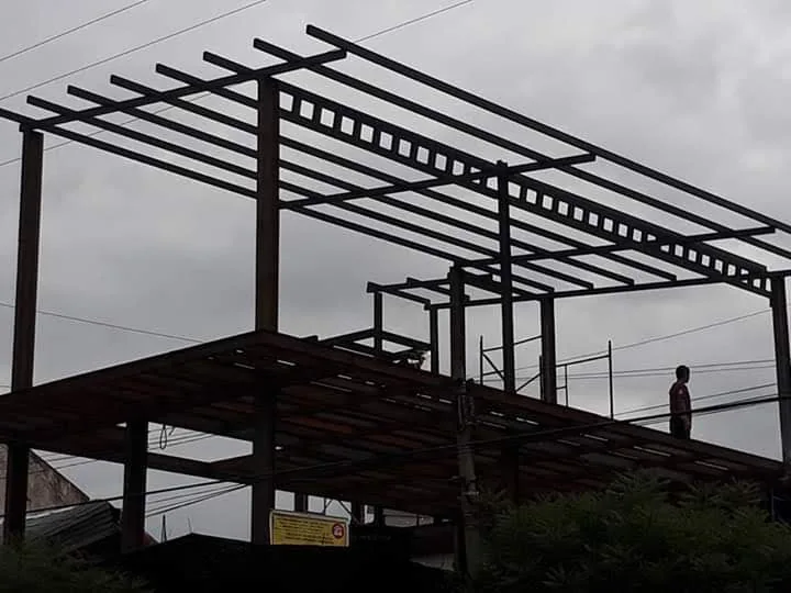 Fotografía real de estructura metálica en construcción de Estructuimec